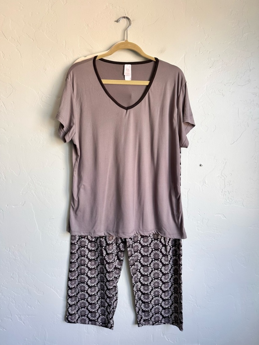 Mayfair Women's Soft V-Neck Pajama Set Gray Black Floral Size 1X EUC